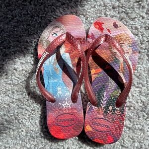 lightly used Frozen Havaianas flip flops 25/6